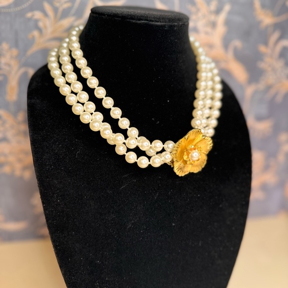 Vintage Estate Faux Pearl Necklace with Gold Toned Flower Connector Lot A71 - Picture 5 of 6